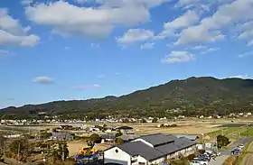 怡土城跡のある高祖山手前山裾に土塁線、左稜線の各峰に第1-第5望楼跡が所在。