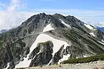北側からの展望別山から望む真砂岳（中央部）。真砂岳の北西斜面には巻き道の登山道がある。山頂直下の北東に延びる真砂尾根の稜線部に内蔵助山荘がある。その奥に立山（左から富士ノ折立、大汝山、雄山）。