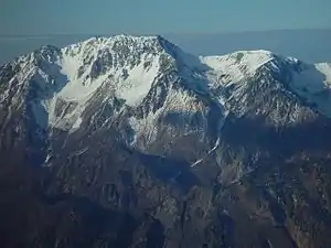 鹿島槍ヶ岳から望む立山(左端に氷河の現存が認定された御前沢雪渓)と真砂岳(右)