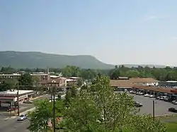 イーストハンプトンの中心からトム山を望む