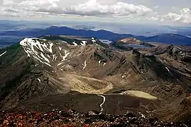 ナウルホエ山から見た山頂部右奥にブルー湖