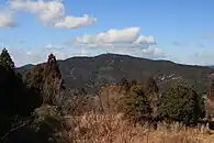 南側の尉ヶ峰方面から望む富幕山