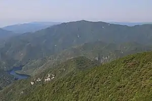 東側の三ツ瀬明神山から望む宇連山(2018年5月22日撮影)