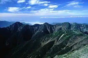 赤石岳から望む山並み、左から兎岳、小兎岳、中盛丸山、大沢岳