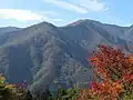 北東にある三峯神社から望む和名倉山。右奥が山頂。