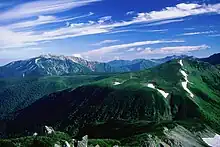 三俣蓮華岳から望む薬師岳（左奥）と雲ノ平
