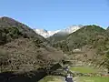 養老公園内の不動橋から見た養老山