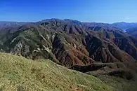 稜線部から望む東側の展望冠山、その奥に能郷白山、右端に徳山湖