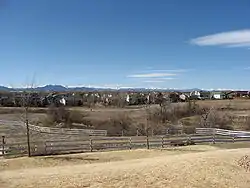 ウェストミンスターの遠望、背景はロッキー山脈