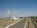 かつての海岸線に立つモニュメント