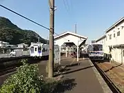 ホーム（2011年9月、佐世保行きが停車中（※左の列車は当駅始発））