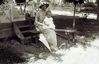 1914年春、母であるアルバニア公妃ゾフィーと1歳頃の公世子カール・ヴィクトル