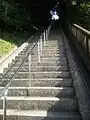 男山配水池公園に続く階段。