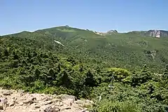 薬師岳展望台より望む安達太良山山頂部の溶岩ドームは「乳首」と呼ばれる