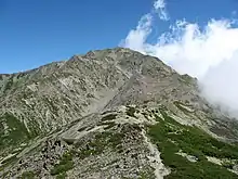 農鳥小屋付近から望む間ノ岳