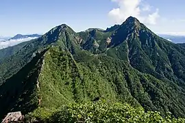 急峻な地形の南八ヶ岳(権現岳山頂より・右は最高峰の赤岳)