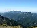 間ノ岳から望む荒川三山(左)と塩見岳(右)