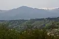 陣馬形山中腹から望む烏帽子岳
