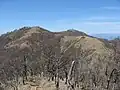 不動ノ峰（左）と箒杉沢ノ頭（右）。奥は蛭ヶ岳