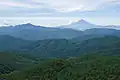 笠取山から望む富士山 左は大菩薩嶺