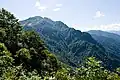 八海山ロープウェイ山頂駅付近から望む薬師岳
