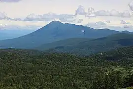 北西から望む八幡平から