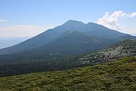 西から望む三ツ石山から