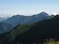 間ノ岳から望む鋸岳(左)と甲斐駒ヶ岳(右)