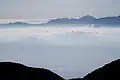 空木岳から望む鋸岳(中央)と甲斐駒ヶ岳(右)