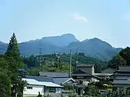 傾山の山頂(最奥)を北北西より望む、山頂部が傾いて見える