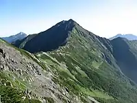 間ノ岳付近より望む北岳