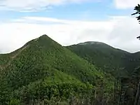 木賊山直下より三宝山（右）と甲武信ヶ岳（左）