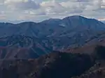 鍋割山より望む菰釣山(左) と御正体山(右)