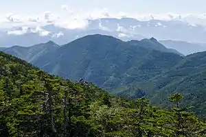 南東の眺望黒金山(中央)