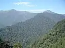 南から望む二ノ森 (左) と石鎚山 (右奥)