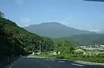国道52号より篠井山を見上げる
