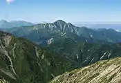 間ノ岳から望む塩見岳