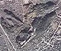 城山の周辺の航空写真。右下には市街地が見える。