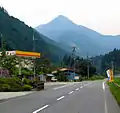 西からの山容と国道166号線