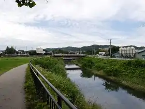 鳶尾山(中央)と荻野川