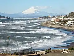 相模湾越しに富士山を望むことができる