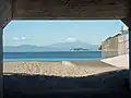 国道をくぐる地下通路から望む富士山と江の島。「トンネル富士」とも呼ばれる