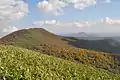烏帽子岳から望む袴腰岳