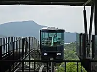 山頂駅に進入するスロープカー