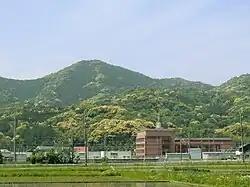 宮路山（山麓の赤茶色の建物は豊川市役所音羽庁舎）（2011年（平成23年）5月）