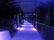 連絡通路を照らすLED。通常は青色である。