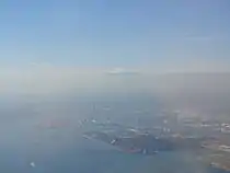 横浜ランドマークタワーと富士山空撮。（東京湾上空より）