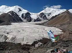 アムネマチン山と氷河