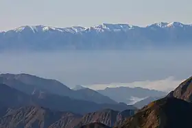 大朝日岳から飯豊本山と大日岳を望む