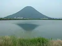 溜池越しに見た飯野山